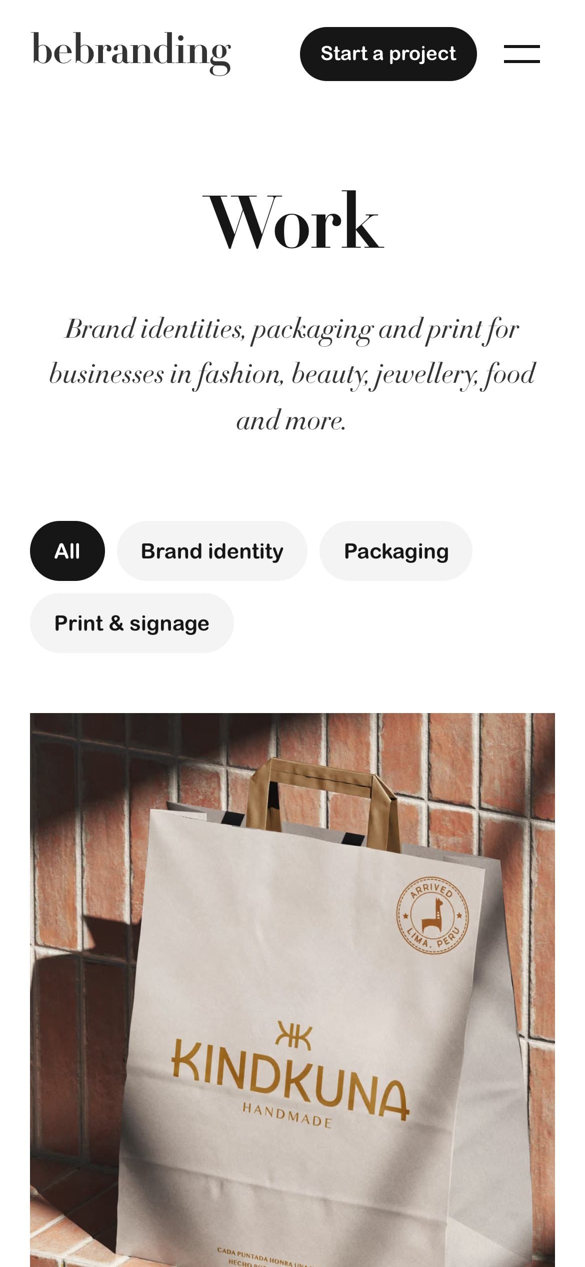 El sitio web de BeBranding en un móvil
